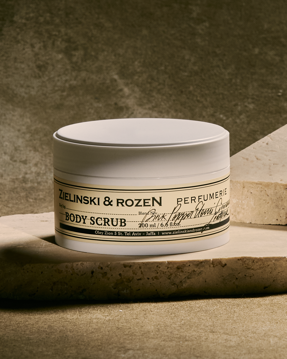 Pink Pepper, Elemi, Cinnamon, Leather