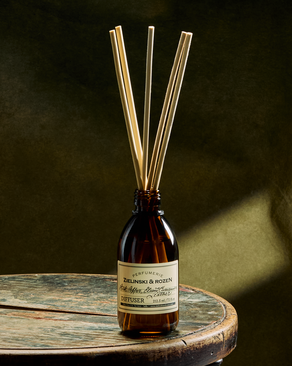 Pink Pepper, Elemi, Cinnamon, Leather