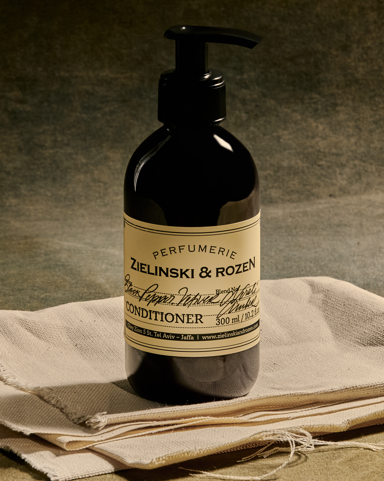 Black Pepper, Vetiver, Neroli, Amber