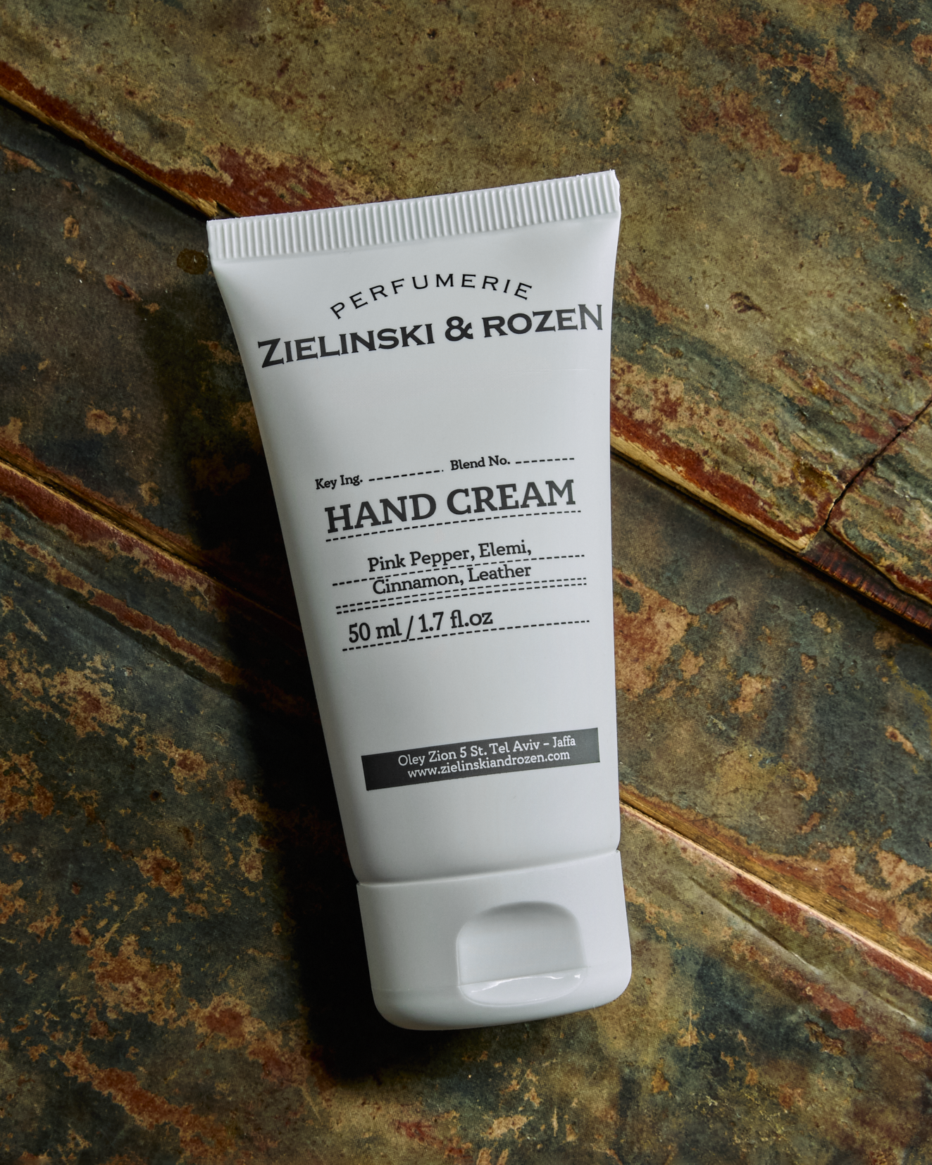 Pink Pepper, Elemi, Cinnamon, Leather