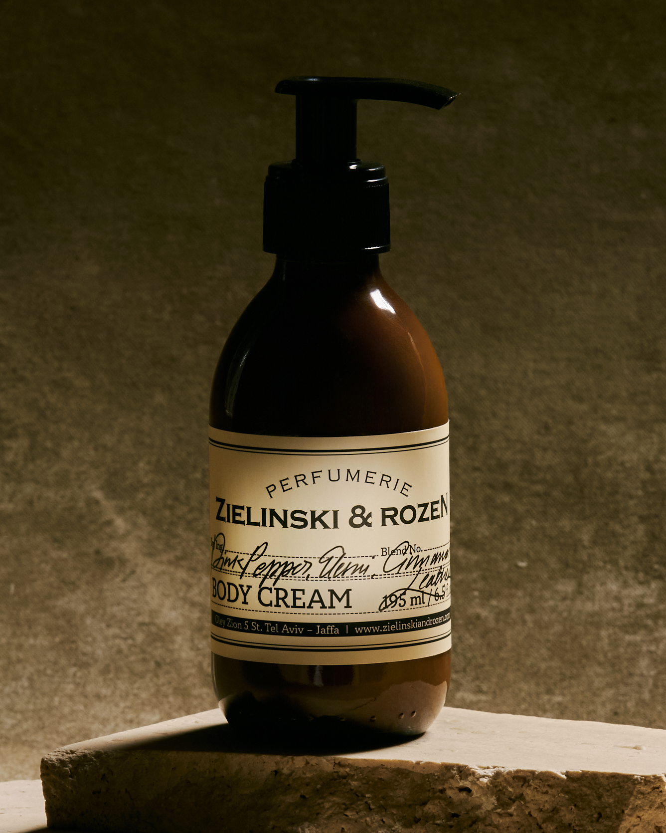 Pink Pepper, Elemi, Cinnamon, Leather