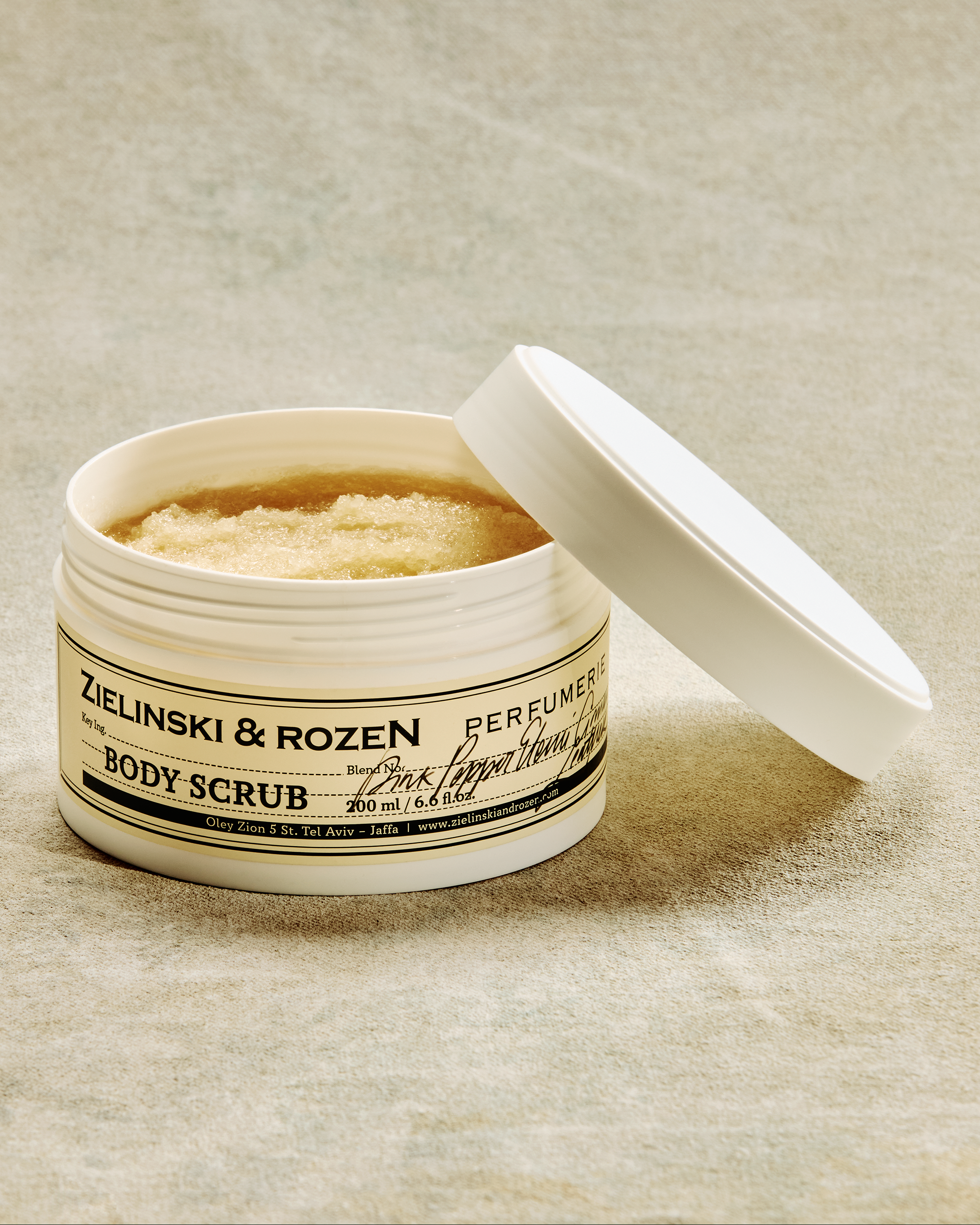 Pink Pepper, Elemi, Cinnamon, Leather