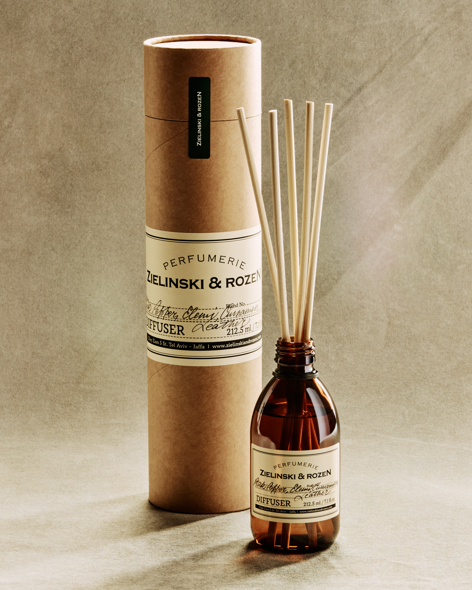 Pink Pepper, Elemi, Cinnamon, Leather