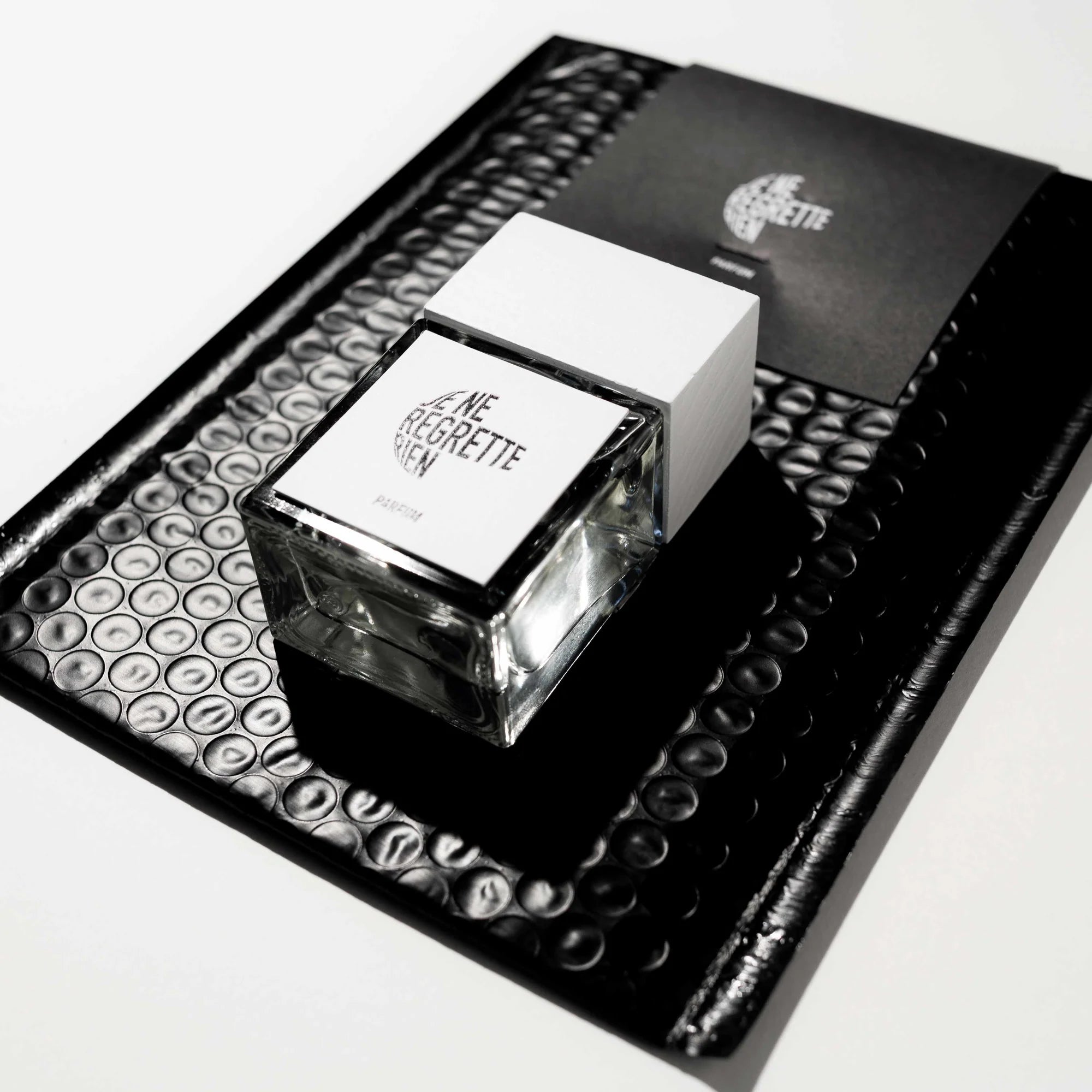 ART BRÜT - JE NE REGRETTE RIEN