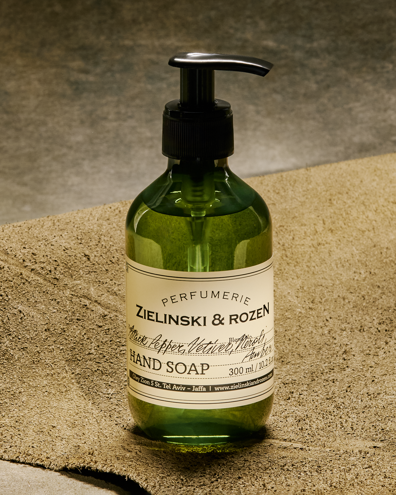 Black Pepper, Vetiver, Neroli, Amber