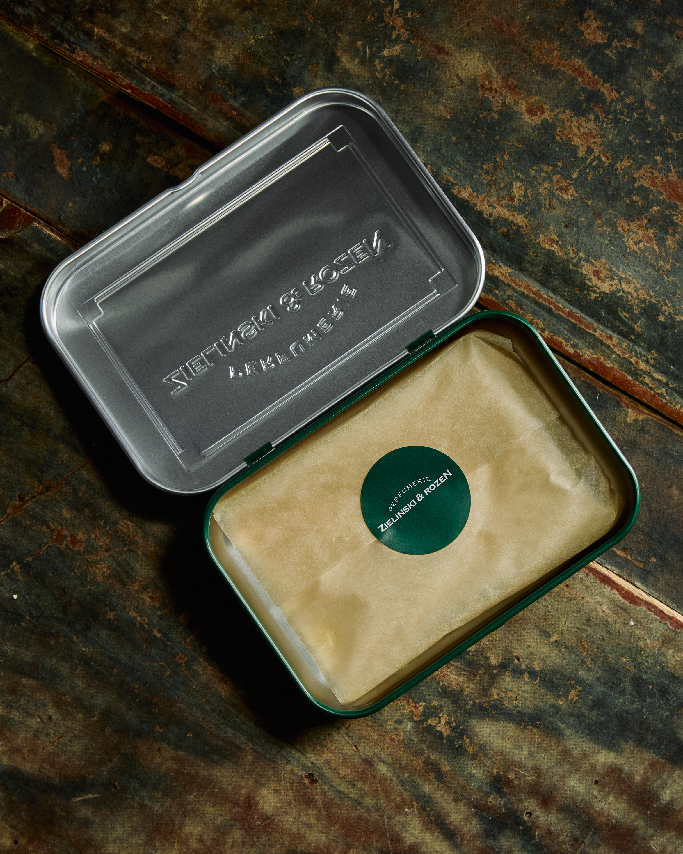 Black Pepper, Vetiver, Neroli, Amber